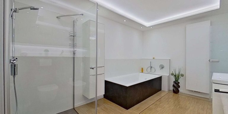 Regendusche und Zwei-Personen-Wanne