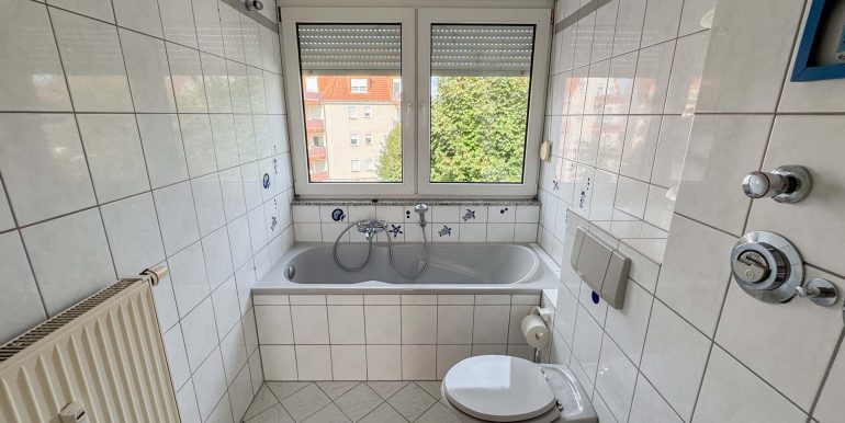 Tageslichtbad mit Wanne und WC