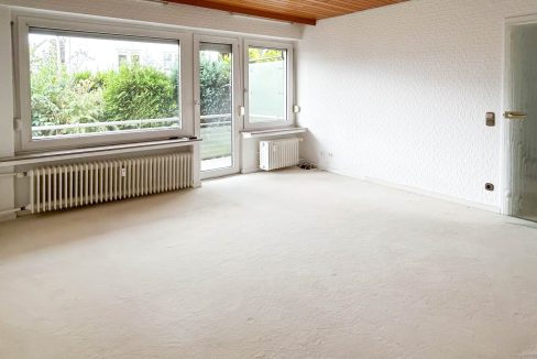 lichtdurchflutetes Wohnzimmer