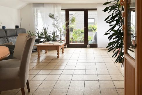 großzügiges Wohnzimmer