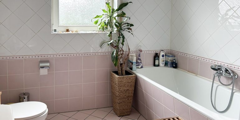 Badezimmer mit Fenster