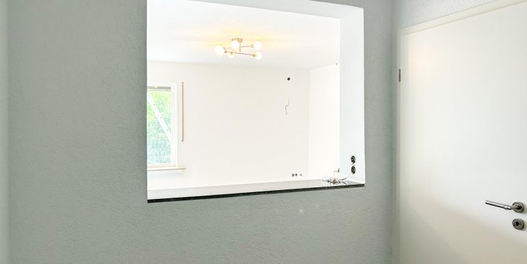 Küche mit Durchreiche zum Wohnbereich