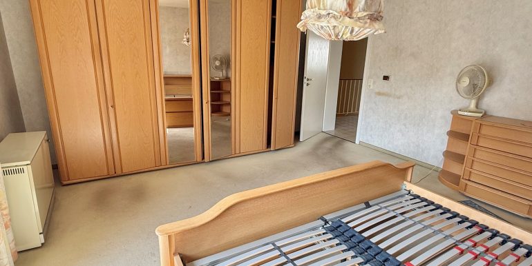 OG Schlafzimmer mit Balkon (Nr. 1)