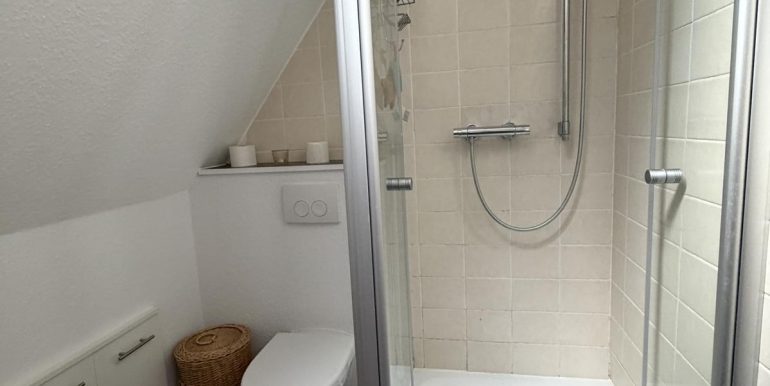 ... mit Dusche im DG