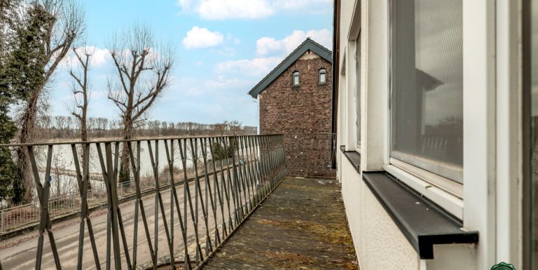 Balkon Straßenseite