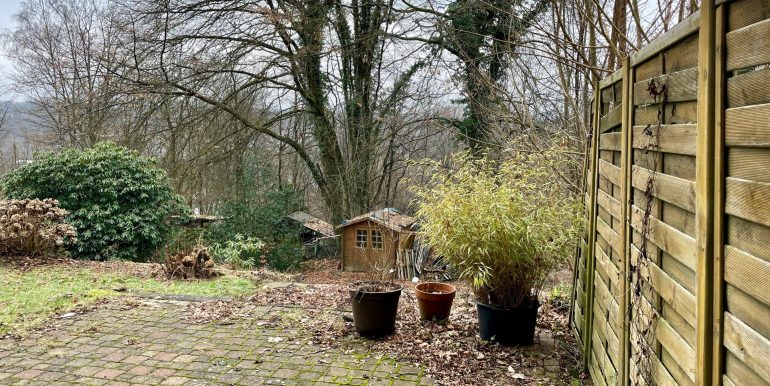 Blick von der Terrasse in den Garten