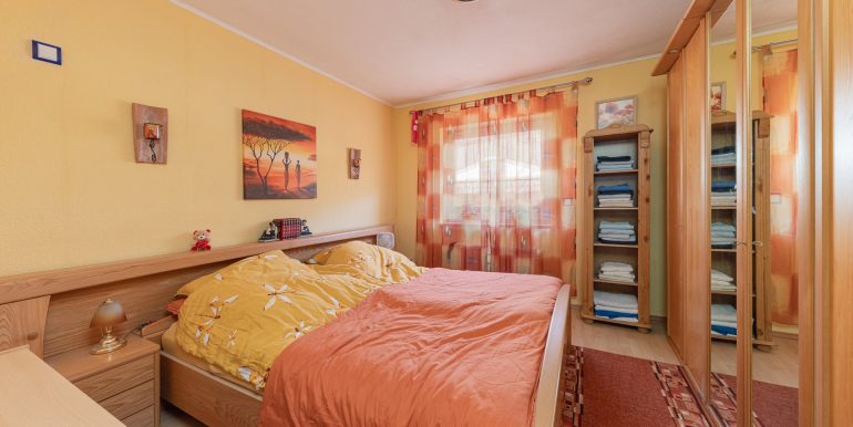 geräumiges Schlafzimmer