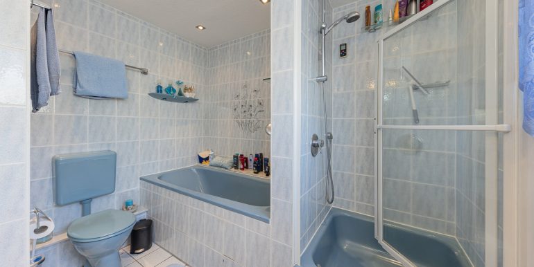 Tageslichtbad mit Wanne und Dische