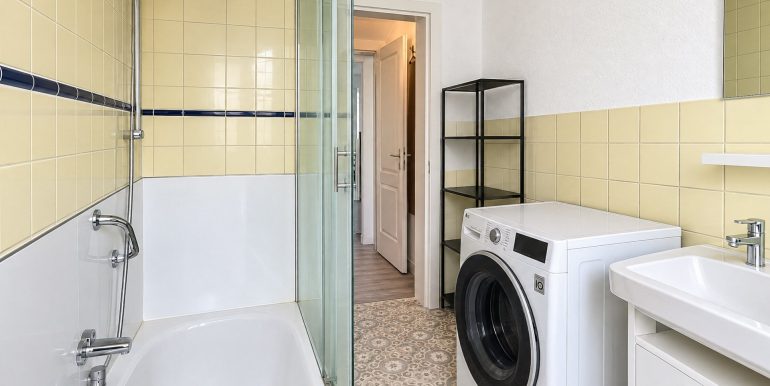 Badezimmer 1. OG Links