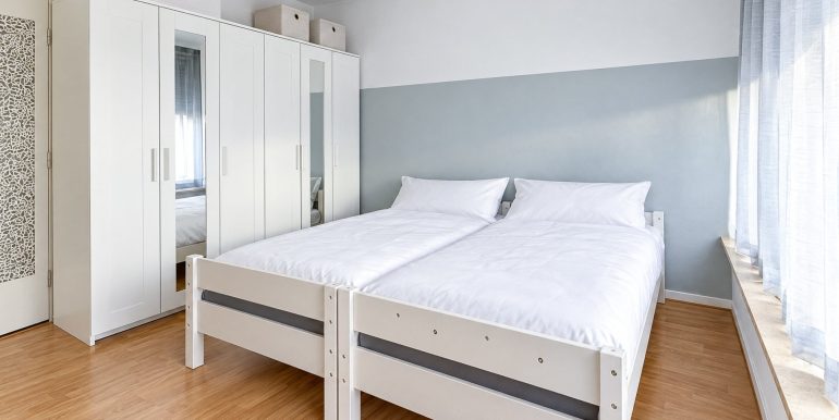 Schlafzimmer 2. OG Links