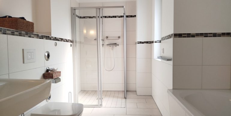 Modernes, großes Bad mit Dusche ...
