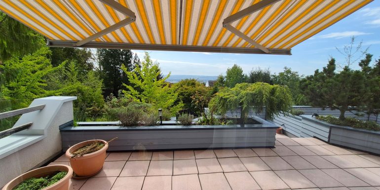 große überdachte Terrasse
