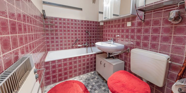 Badezimmer mit Badewanne
