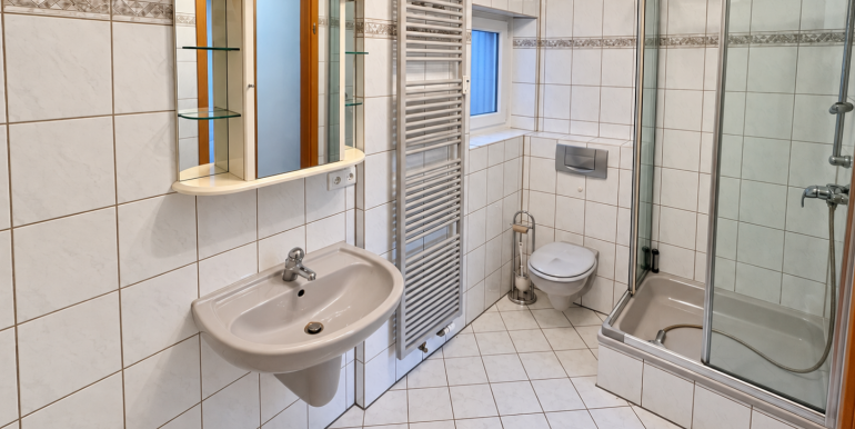 Das T0000ageslichtbad mit Dusche