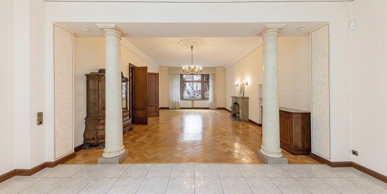 großzügiges Wohzimmer