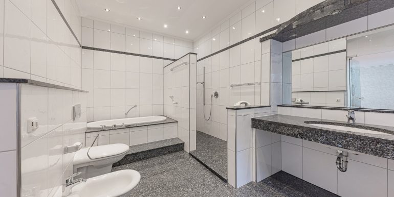 Tageslichtbad mit Dusche und Wanne