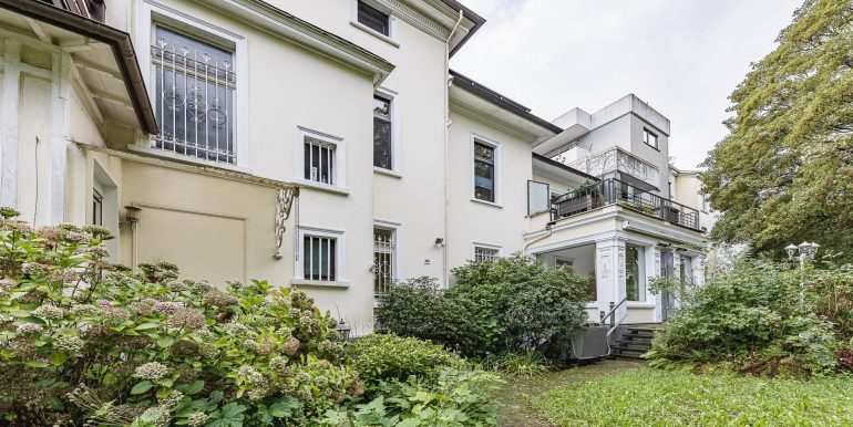 Außenbereich mit Terrasse und Garten