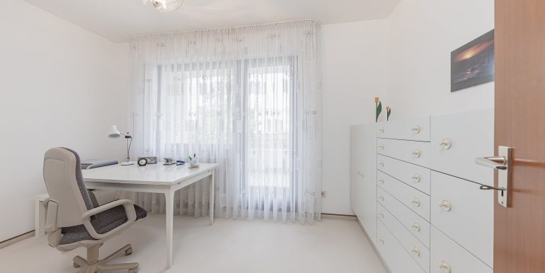 weiteres Zimmer mit Zugang zur Loggia