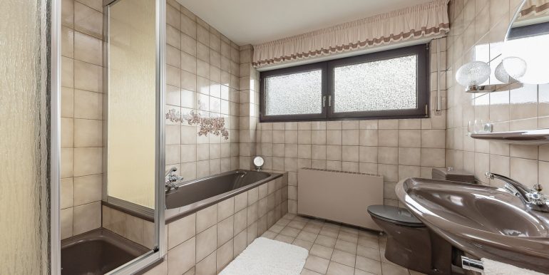 Tageslichtbad mit Dusche und Wanne