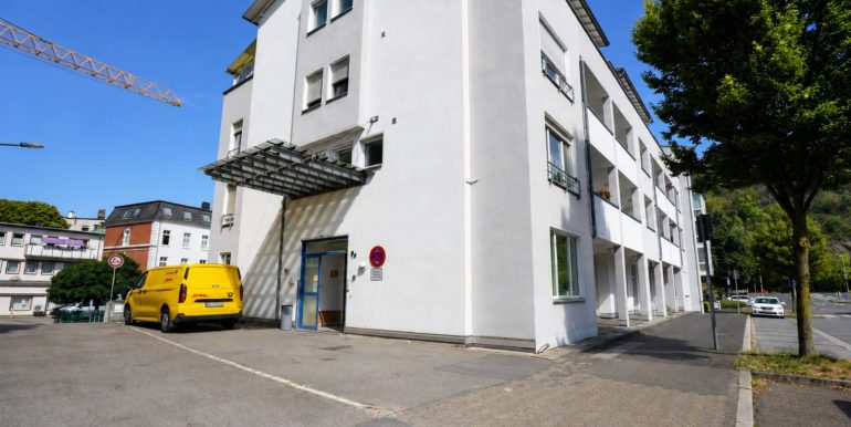 Seitliche Ladezone + Eingang