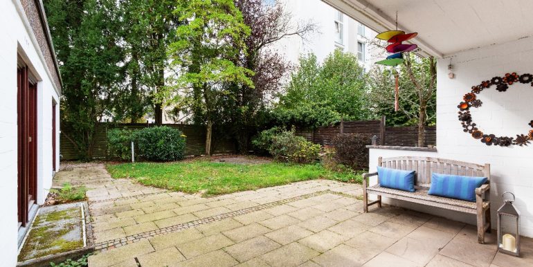 teilüberdachte Terrasse