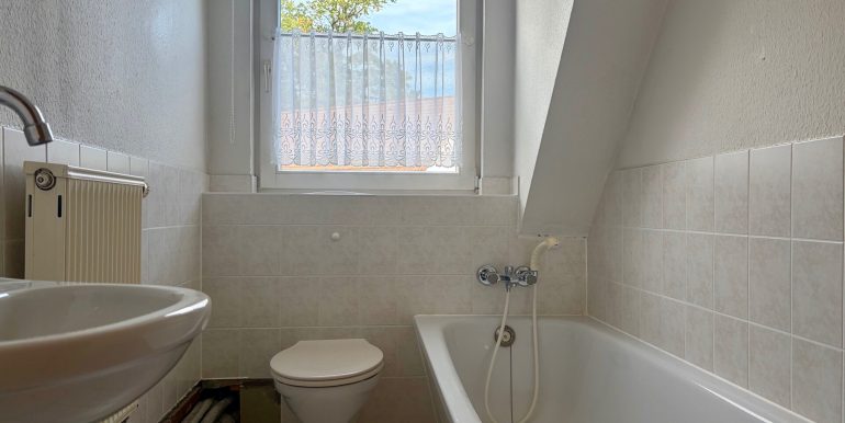 Bad mit Wanne (DG)