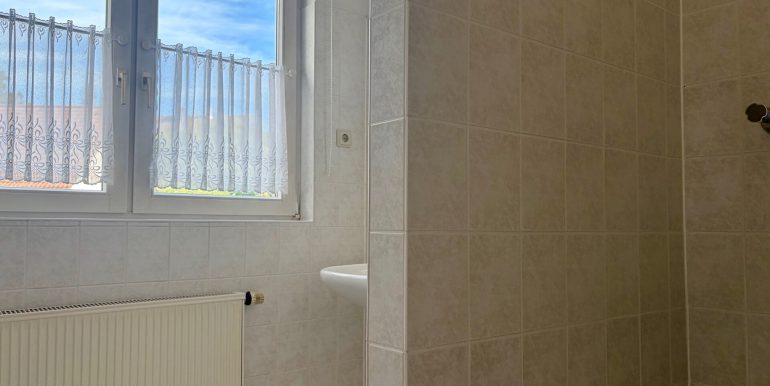 Bad mit Dusche (DG)