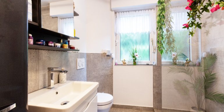 modernes Duschbad im EG