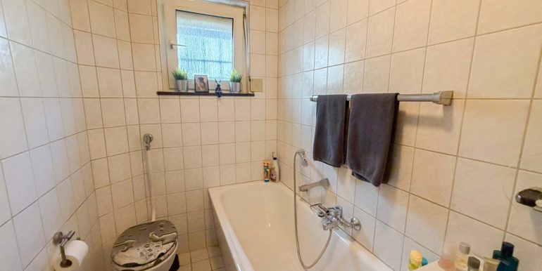 Badezimmer (EG)