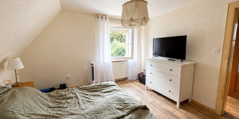 Schlafzimmer (DG)
