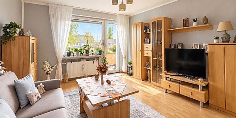 Wohnzimmer mit Balkonzugang