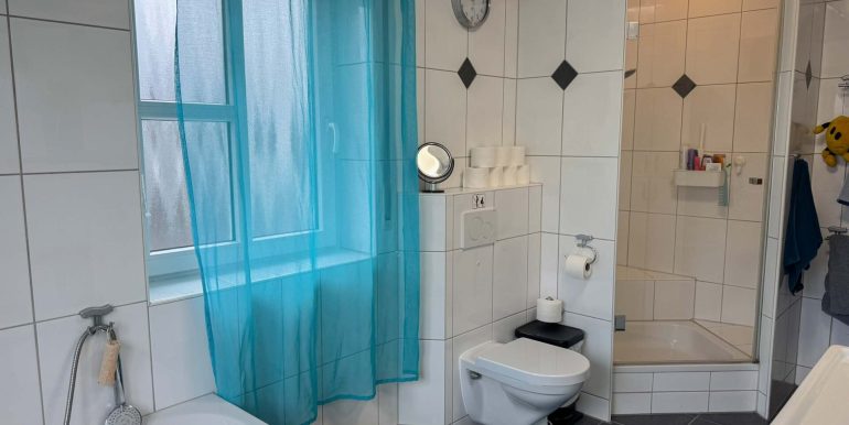 Tageslichtbad mit Dusche und Wanne OG